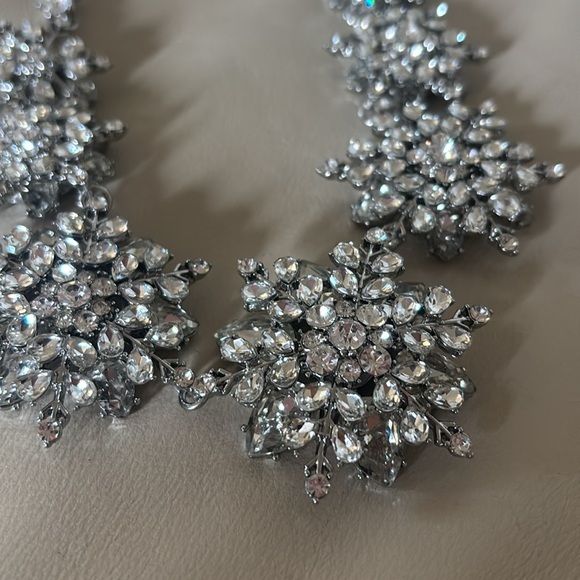 NWT Stunning Silver Snowflake Crystal Necklace - Picture 4 of 4